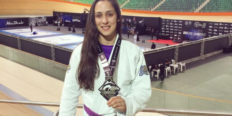 Aléxia Arantes, atleta varginhense conquista medalha inédita no Rio de Janeiro. Aléxia Arantes. Atleta varginhense conquista medalha inédita. Abu Dhabi Grand Slam. Jiu-Jitsu.