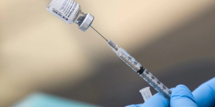 Pessoas de 12 anos ou mais podem tomar a vacina contra a Gripe e Covid-19 no mesmo dia