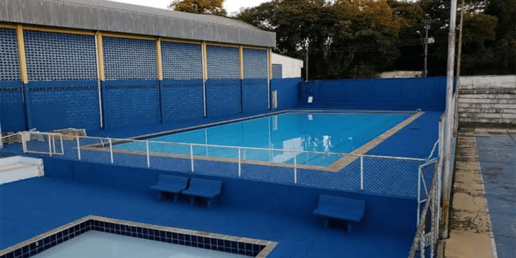 Menina de 2 anos morre após se afogar em piscina de clube em Lavras