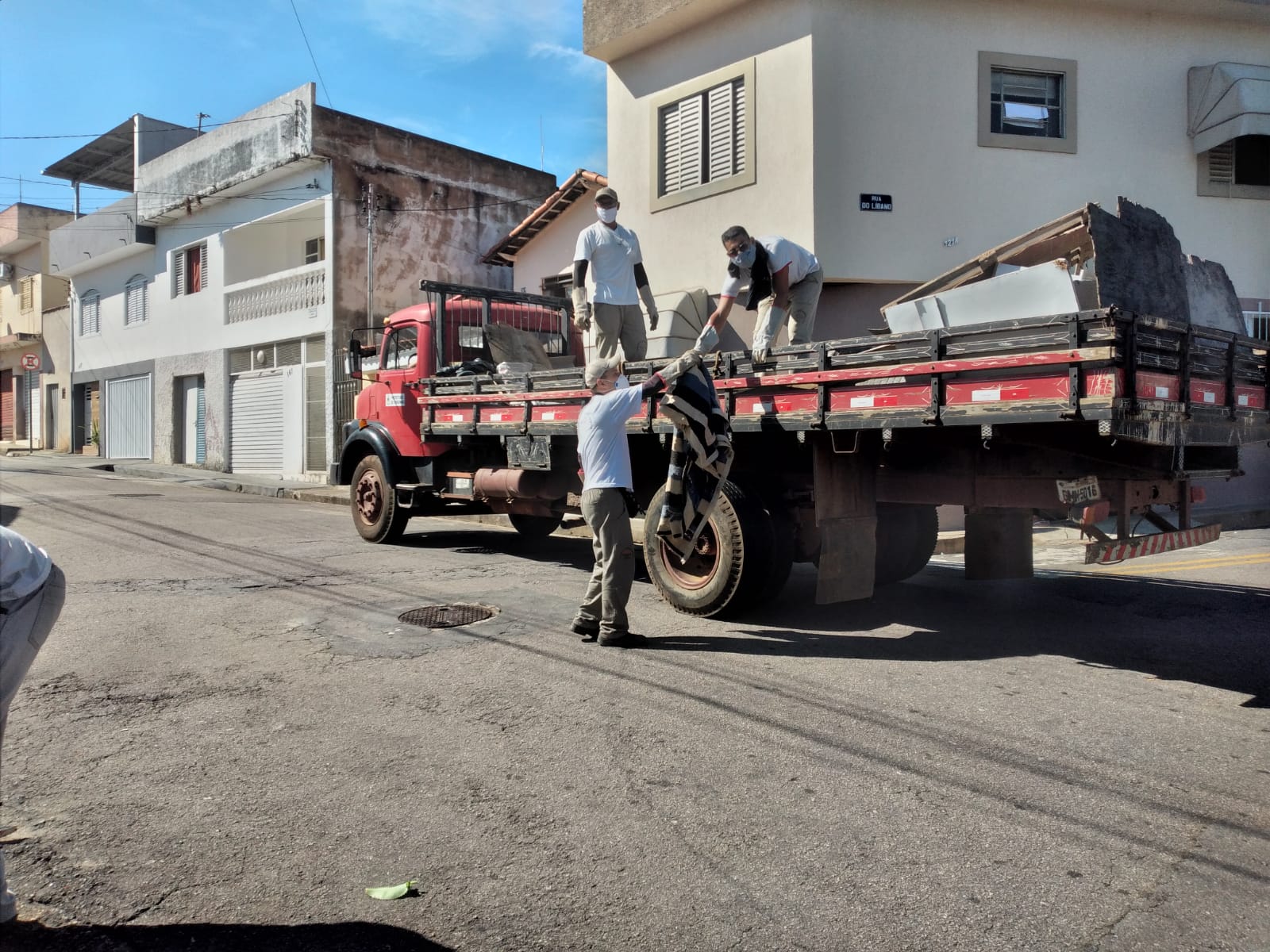 Mutirão de limpeza recolhe 119 pneus na Vila Murad