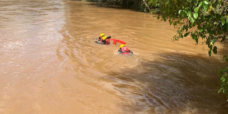 Mulher cai no Rio Verde em Varginha - buscas pelo corpo continuam