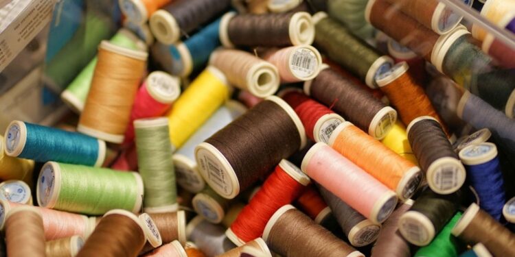 Prefeitura e empresa de ramo têxtil iniciam seleção para curso de Costura Industrial