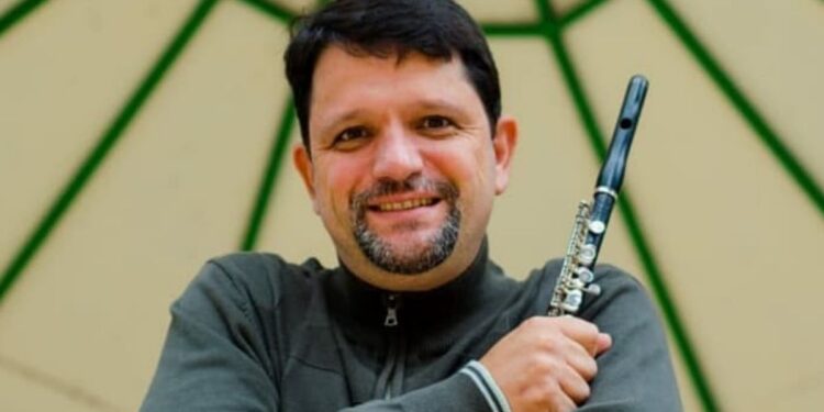 Flautista varginhense lança curso on-line de história da música clássica