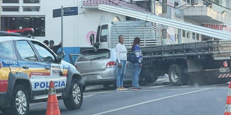 Acidente entre carro e caminhão provoca lentidão na Avenida Rui Barbosa