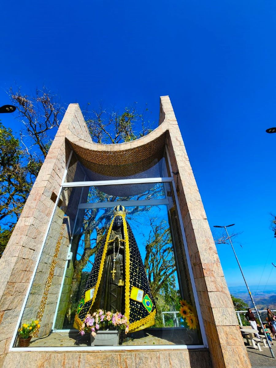 "Estátua de Nossa Senhora Aparecida na divisa entre Minas Gerais e São Paulo"