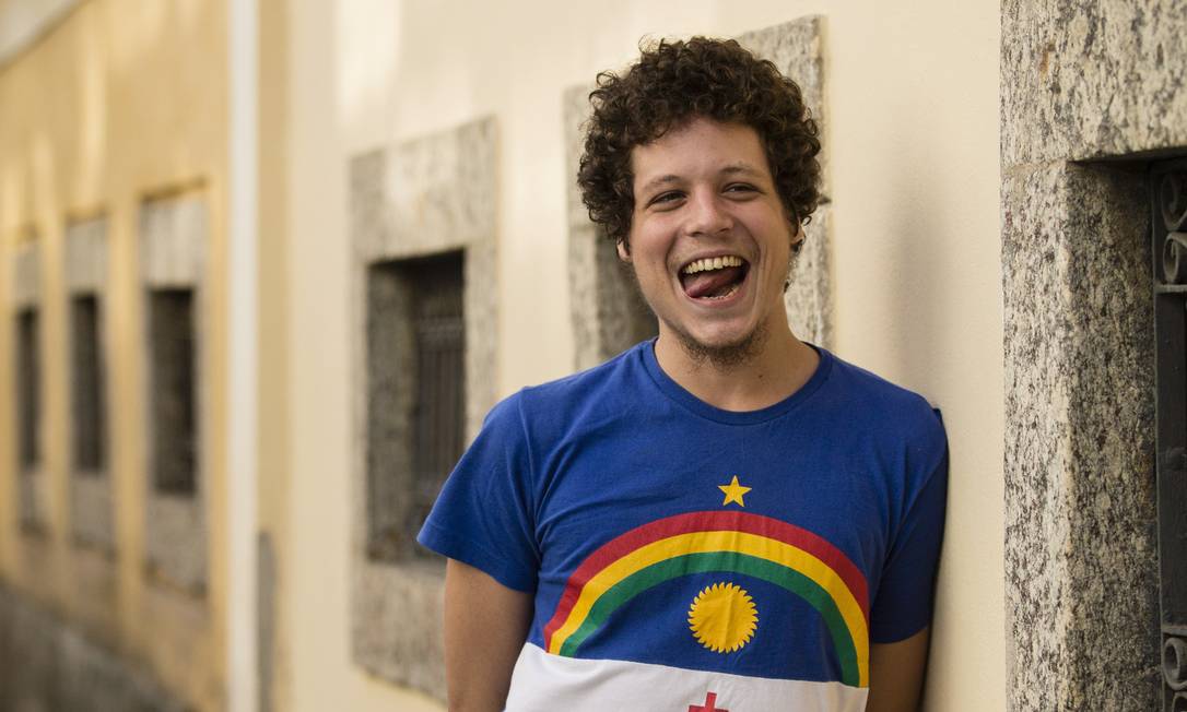 "Chico Chico, filho de Cássia Eller, sorrindo com camiseta de Pernambuco. Nova voz da MPB."