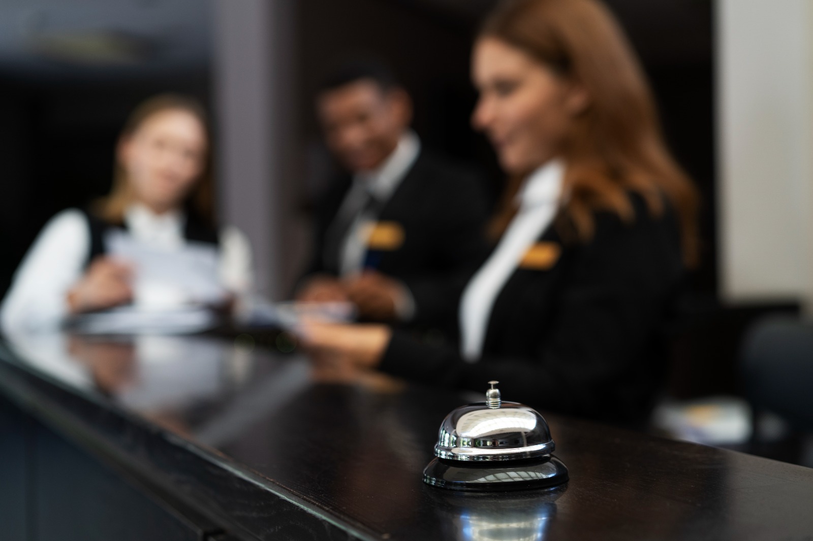 "recepcionista de hotel em balcão"