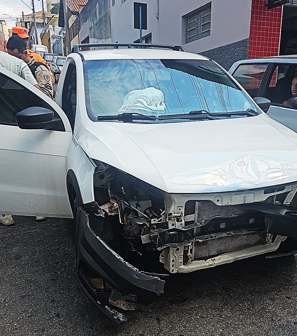 "Carro branco com frente destruída após colisão grave com moto no Centro de Varginha, perto das ruas Rio de Janeiro e Cel João Urbano"