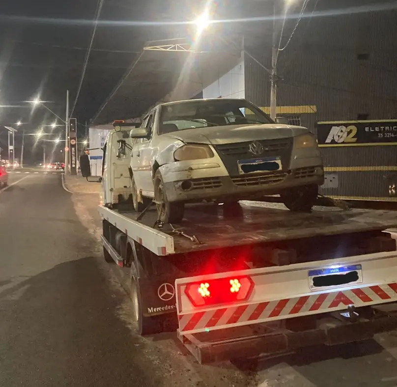 "Carro apreendido pela PM de Varginha é levado pelo guincho"