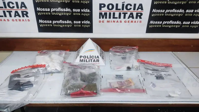 "Porções de cocaína, maconha e tablete de droga apreendidos pela Polícia Militar em Três Pontas"