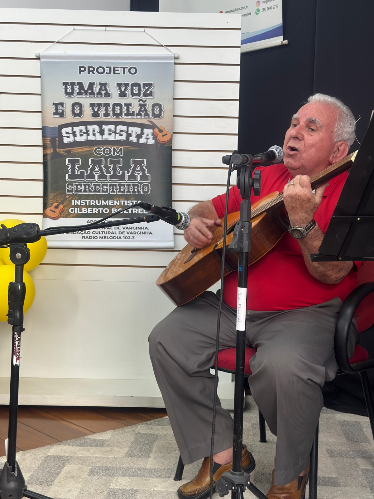 "Cantor Lalá Seresteiro canta no Museu Municipal de Varginha"