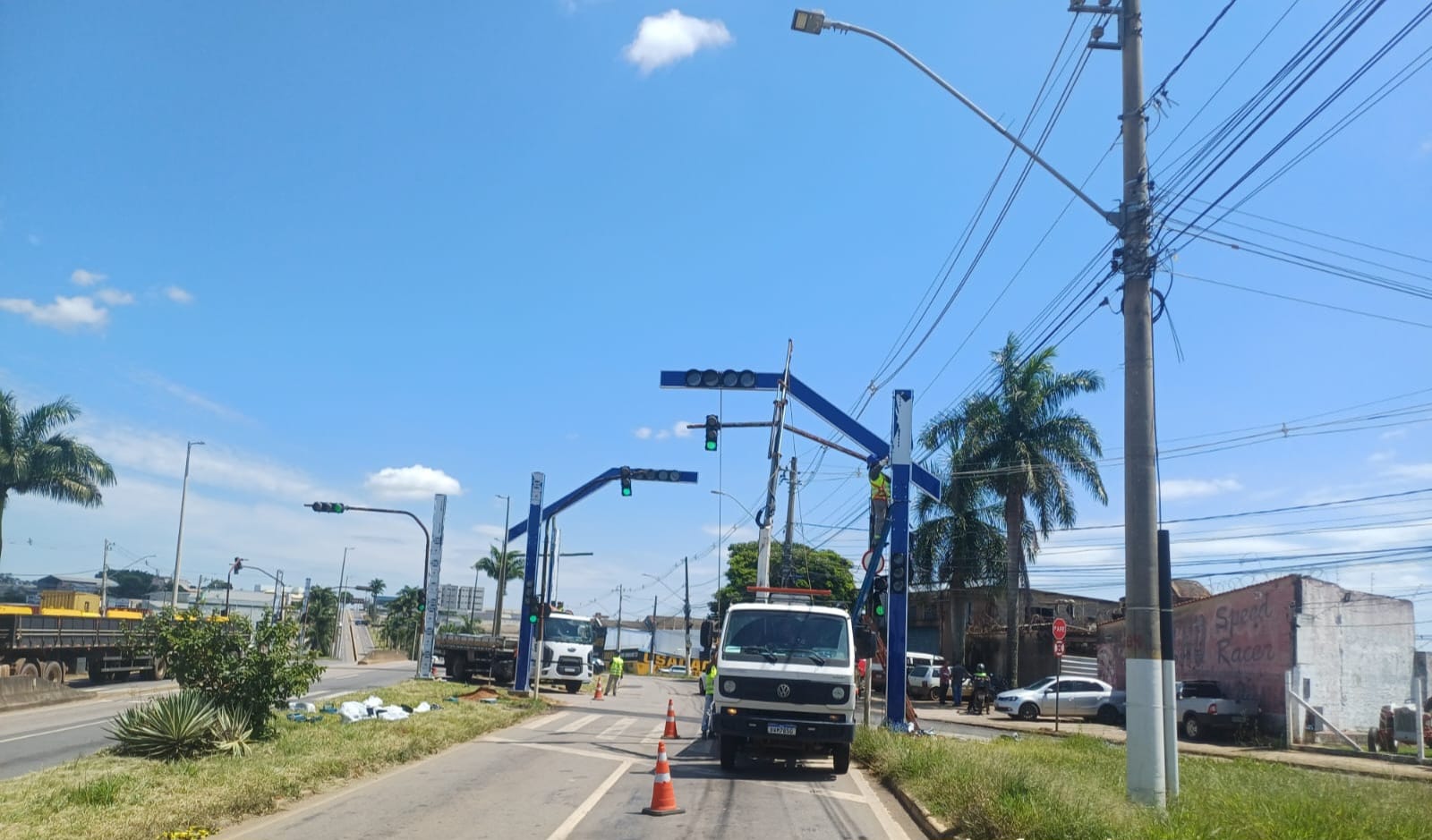 Semáforo com defeito exige atenção de motoristas na Avenida Princesa do Sul