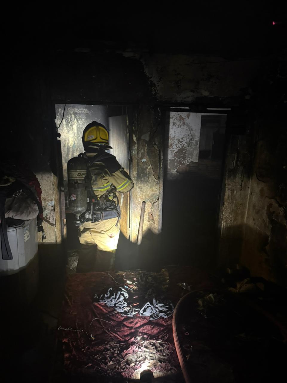 Bombeiros interditam casa após incêndio