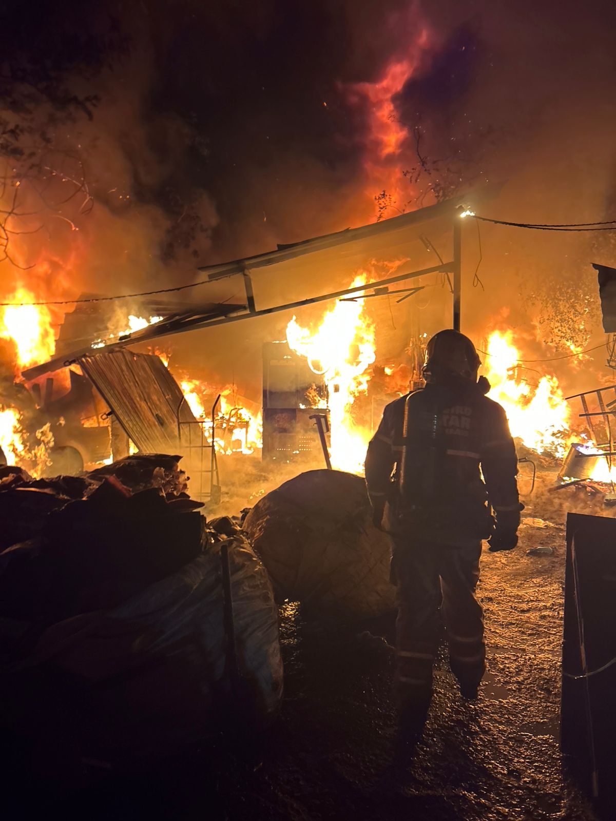 Galpão de reciclagem é interditado após incêndio em Pouso Alegre