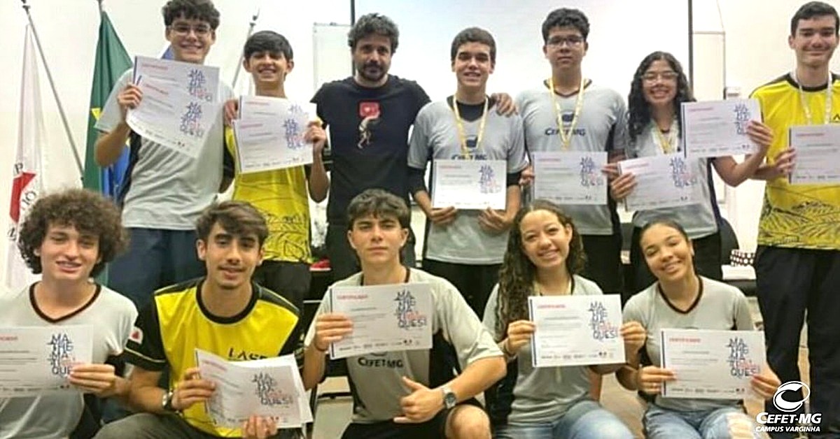 "Estudantes da equipe Alienalgebra do CEFET Varginha posam após conquistas na Olimpíada Internacional de Matemática Sem Fronteiras"