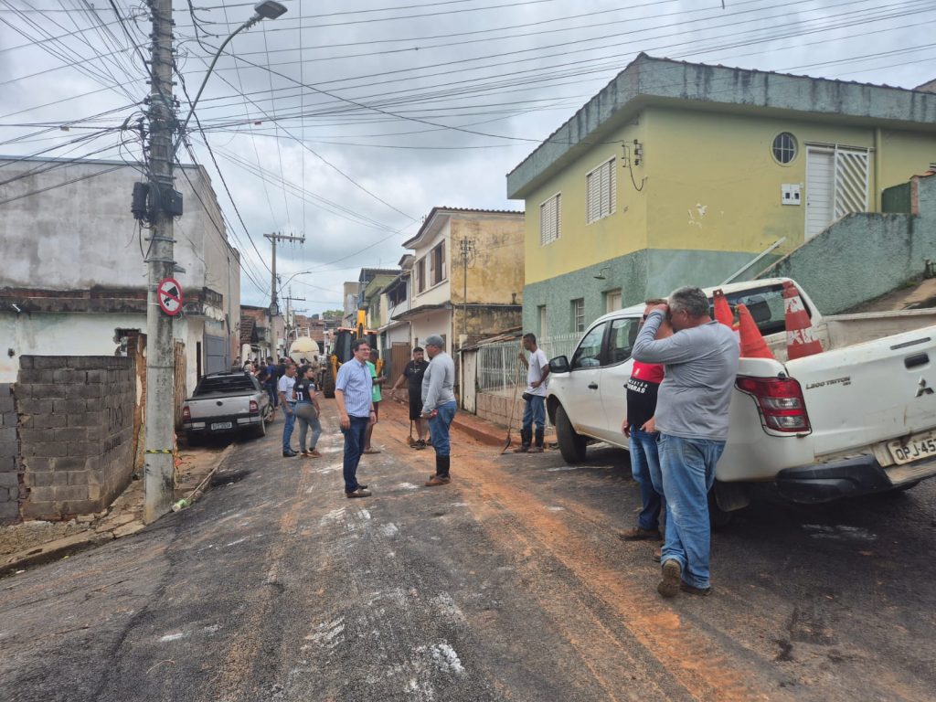 "Prefeito Leonardo Ciacci acompanha socorro a familias atingidas pela chuva em Varginha"