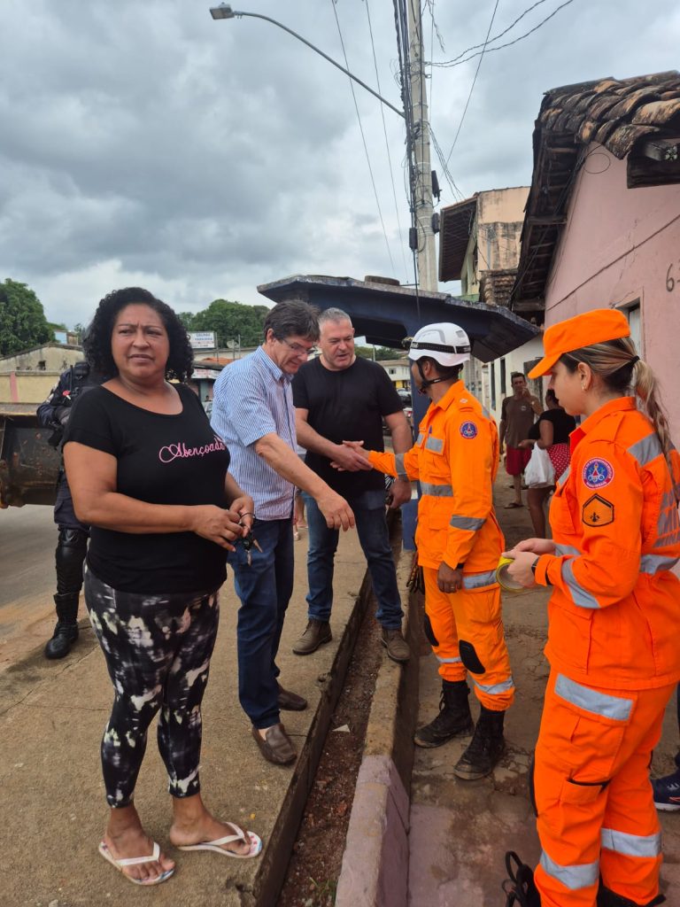 "Prefeito Leonardo Ciacci acompanha socorro a familias atingidas pela chuva em Varginha"