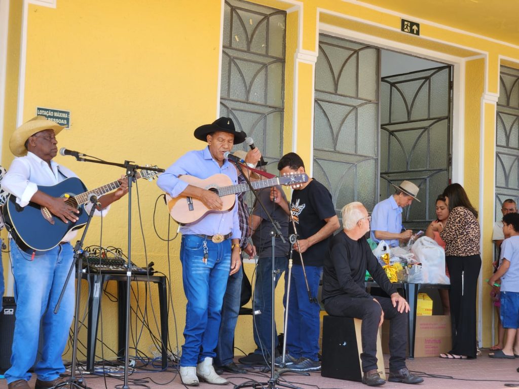 "Encontro de Violeiros da Rádio Melodia, realizado na estação ferroviária de Varginha"
