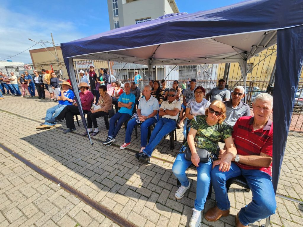 "Encontro de Violeiros da Rádio Melodia, realizado na estação ferroviária de Varginha"