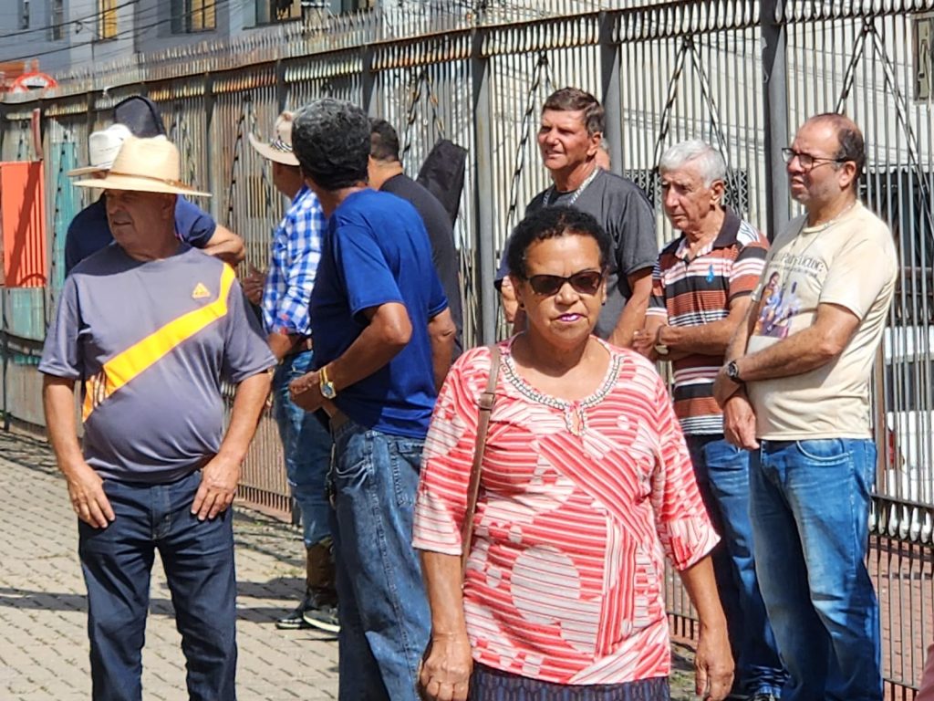 "Encontro de Violeiros da Rádio Melodia, realizado na estação ferroviária de Varginha"