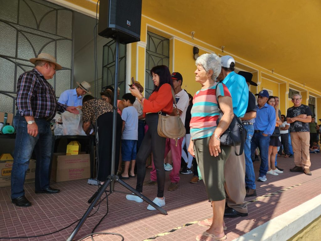 "Encontro de Violeiros da Rádio Melodia, realizado na estação ferroviária de Varginha"