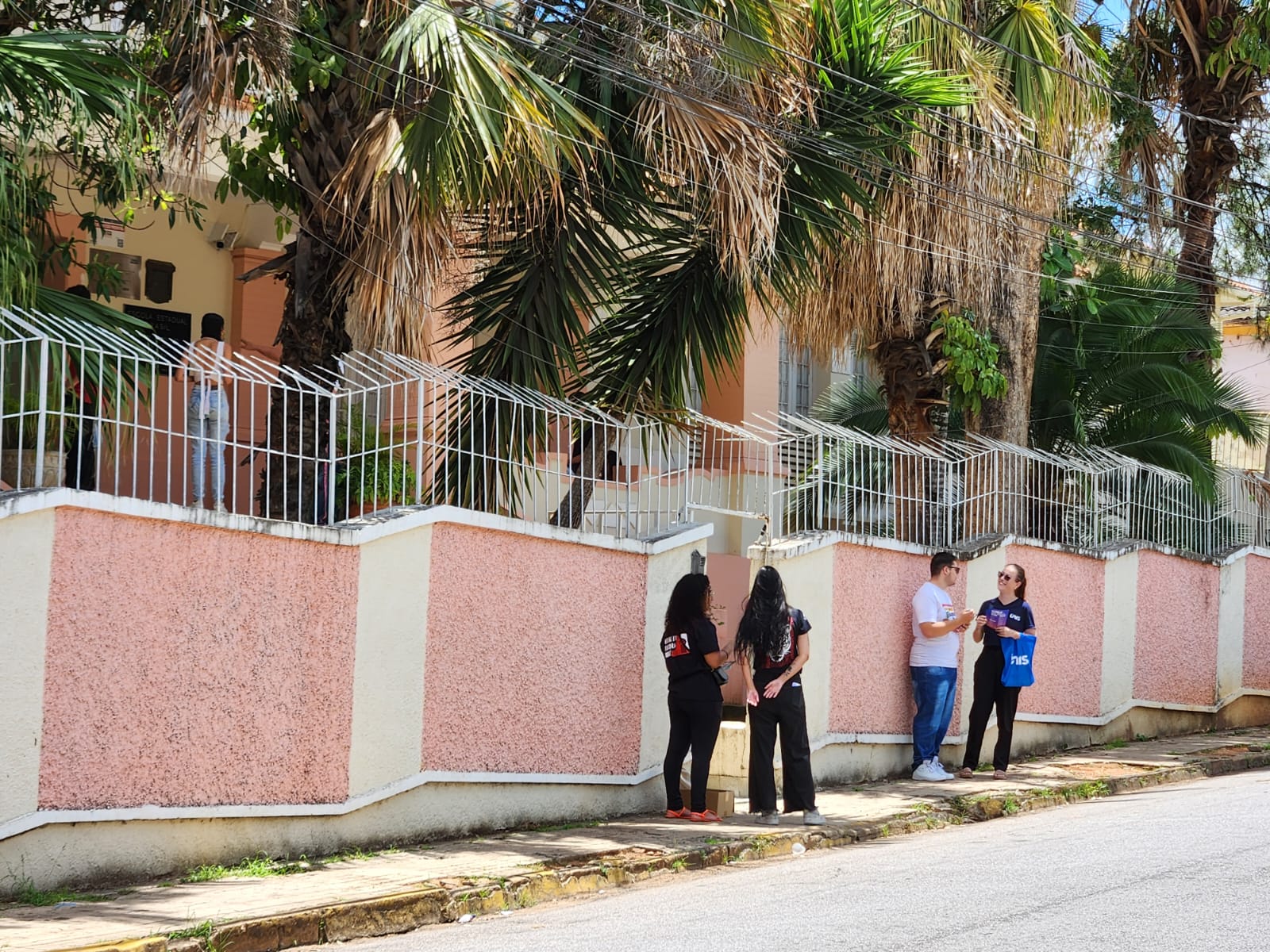 "Representantes de faculdades aguardam estudantes do Enem 2025 em Varginha para entregar folders"
