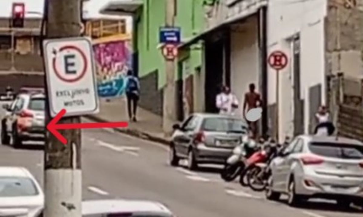 "Viatura da Polícia Militar trafegando na Avenida Major Venâncio, em Varginha, ao lado de homem nu"
