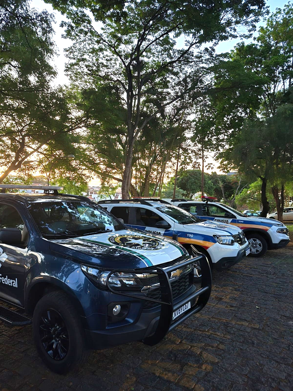 "Carros da operação conjunta da Receita Federal, PMMG, Vigilância Sanitária e IMA durante a Operação Baco em Três Pontas."