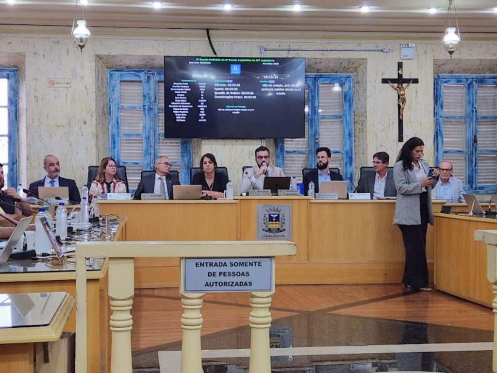 "Foto mostra vereadores e autoridades de Varginha na primeira reunião ordinária do ano."